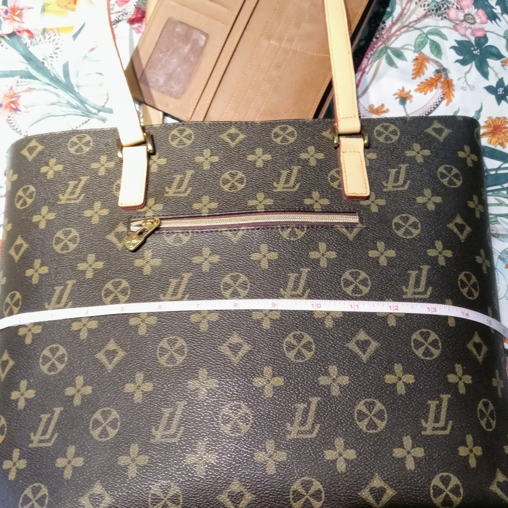 Tote Style Purse - Picture 3 of 9